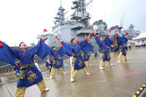 自衛隊の船をバックに舞う倉島岸壁会場