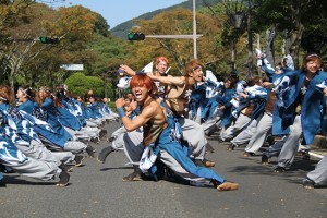 名切本会場横の道路を全面封鎖して演舞を行う中央公園通り会場